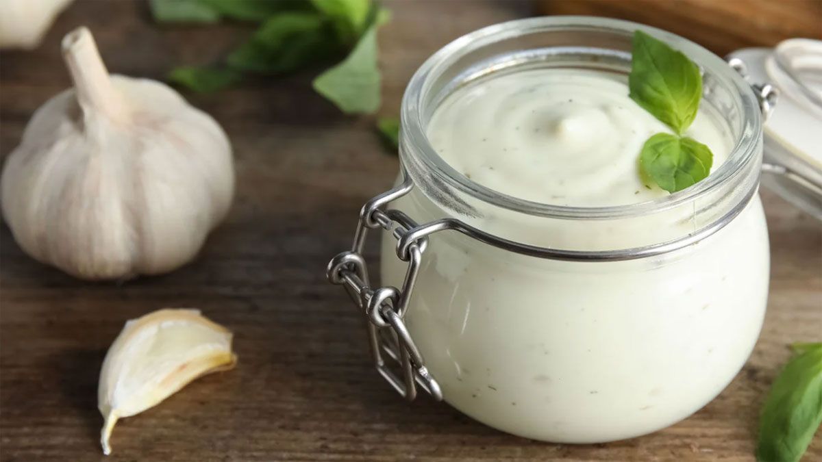 La cremosidad de esta receta de mayonesa de ajo casera, es que es muy amigable para el paladar. La cremosidad de esta receta de mayonesa de ajo casera, es que es muy amigable para el paladar.