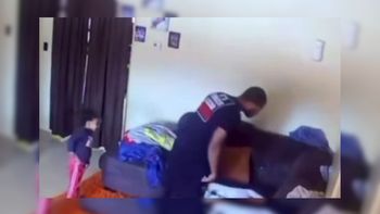 Padrastro golpea a un bebé y su hermanita intenta protegerlo