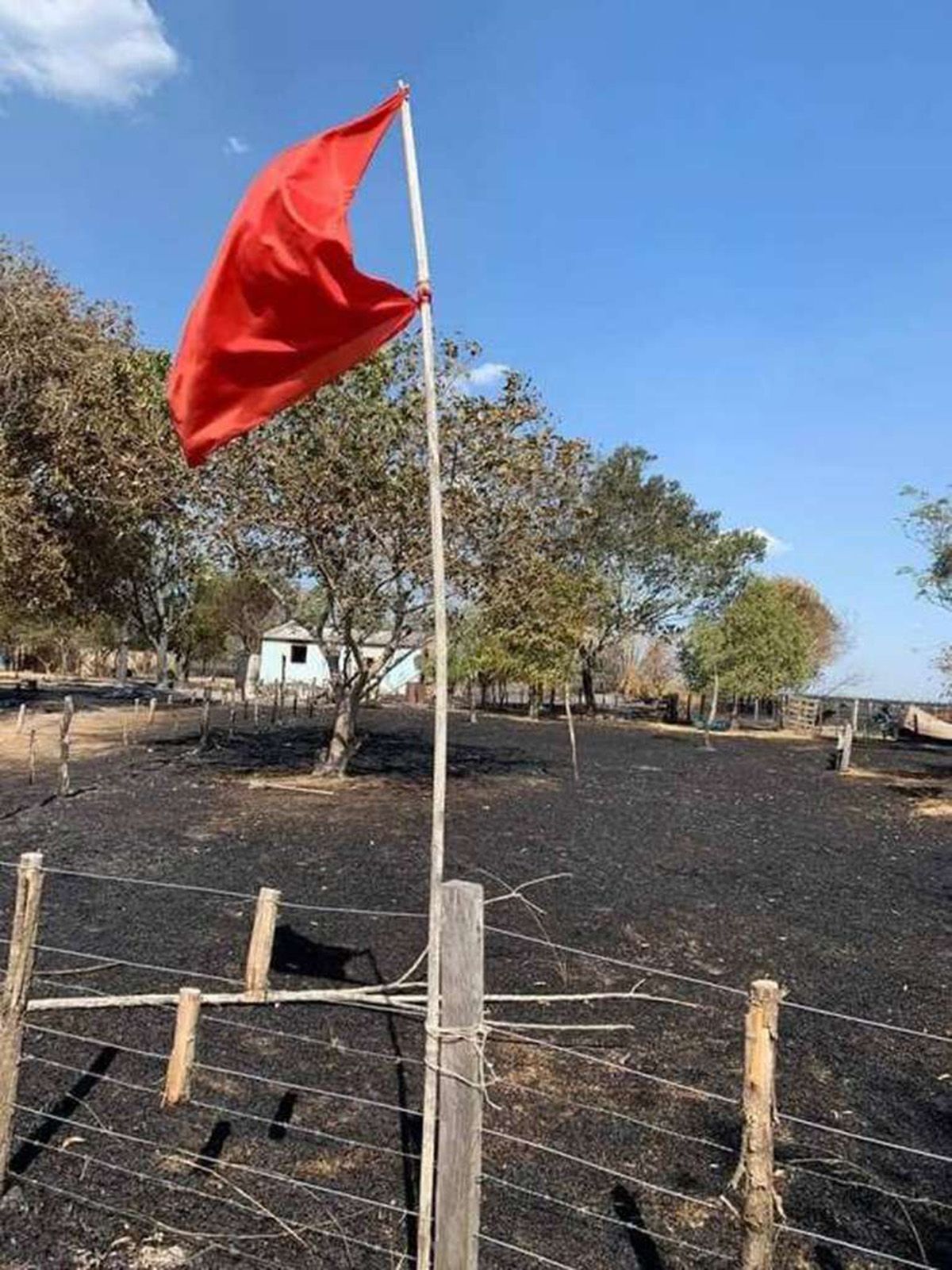 Intacta. Una de las banderas rojas que identifican los santuarios del Gauchito Gil.