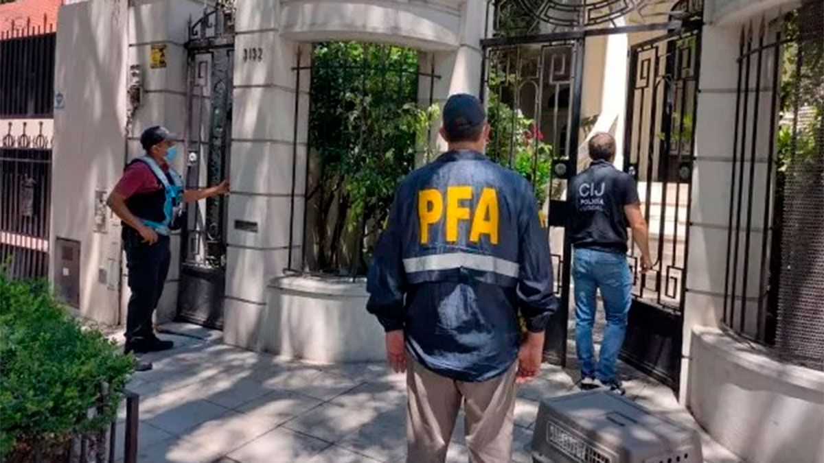 Desactivaron una fiesta clandestina con drogas y un mono encerrado