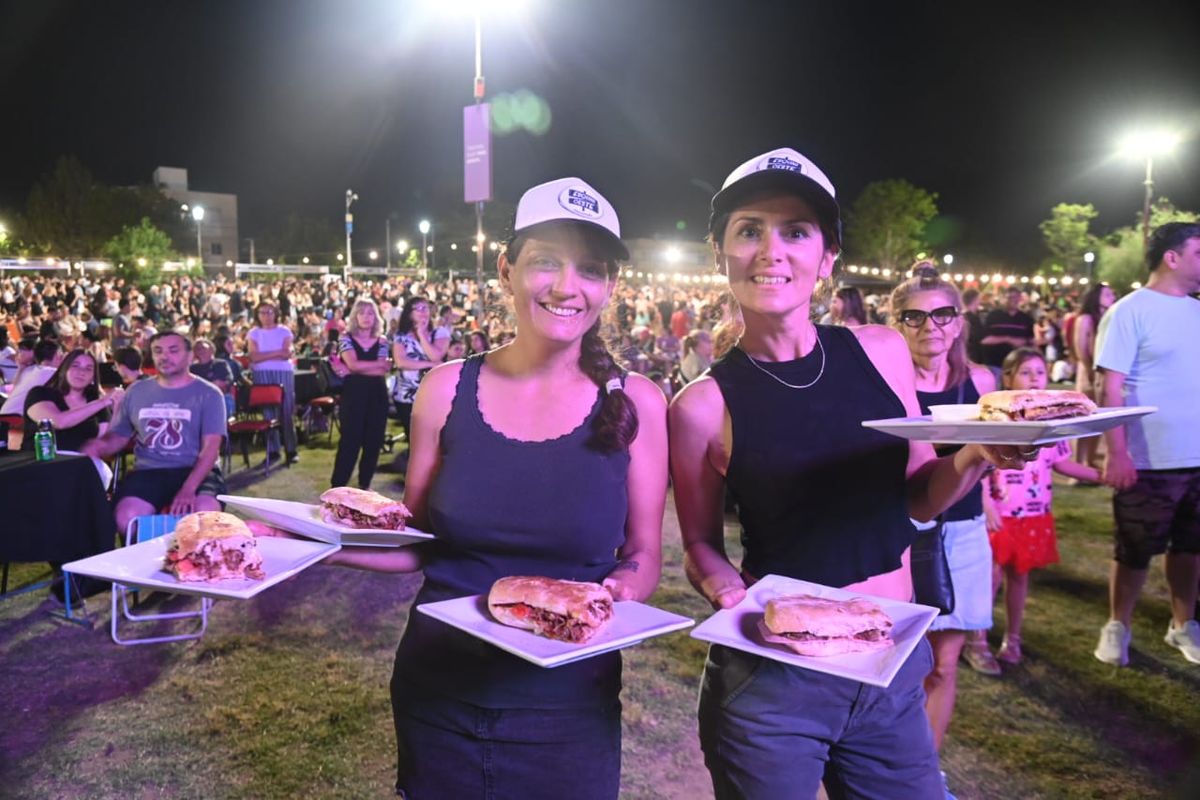 Más de 4.800 platos de lomo se vendieron en Godoy Cruz. Más de 4.800 platos de lomo se vendieron en Godoy Cruz.