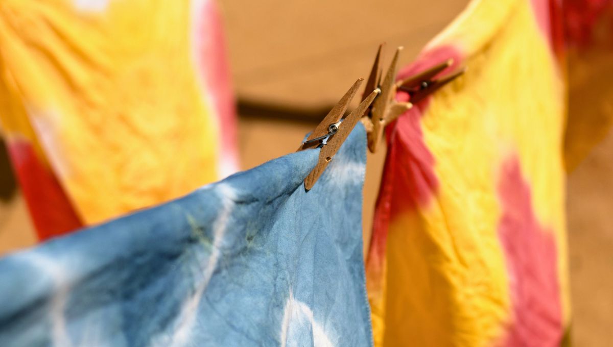 Me lo enseñó mi abuela: cómo teñir ropa manchada con lavandina usando un ingrediente