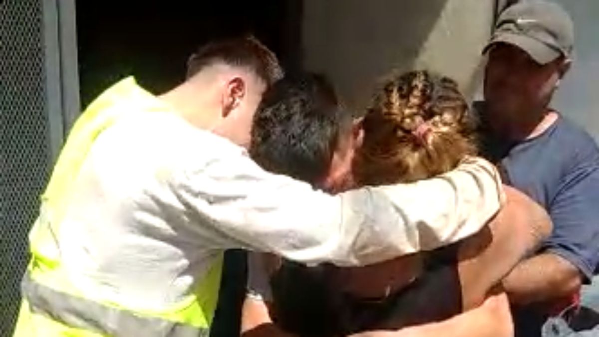 El momento en que es liberado el joven que estaba acusado de abuso sexual del pequeño de 3 años.