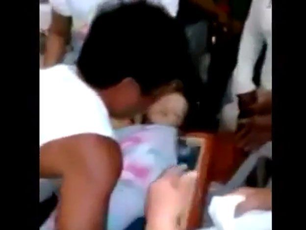 Video: una niña de 3 años despertó en su propio funeral