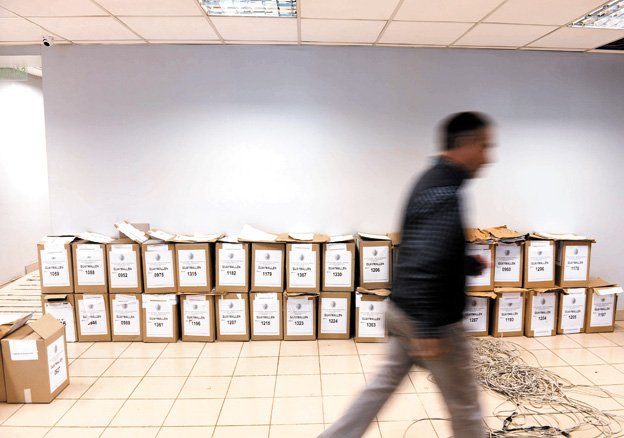 Entre otras tareas, los presidentes de mesa deben recibir y organizar el material electoral. Entre otras tareas, los presidentes de mesa deben recibir y organizar el material electoral.