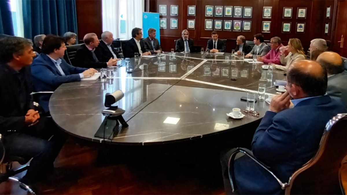El presidente de la COVIAR, José Zuccardi (en la punta de la mesa) junto al secretario de Comercio, Matías Tombolini.