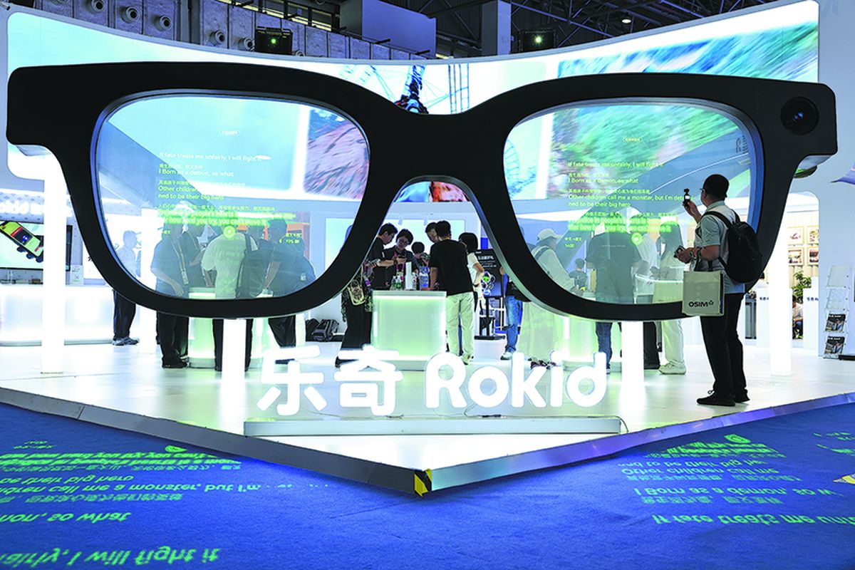 Visitantes conocen las gafas con inteligencia artificial en la sexta Exposición Internacional de Productos de Consumo de China, en Haikou, provincia de Hainan. WANG JING / CHINA DAILY.