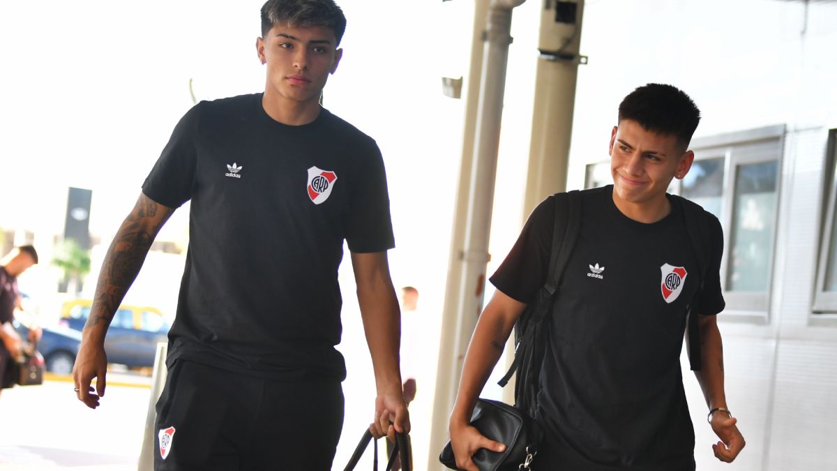 Este viernes a la tarde River Plate viajó a Córdoba para jugar el sábado contra Central. Allí viajaron Claudio Echeverri y Agustín Ruberto.