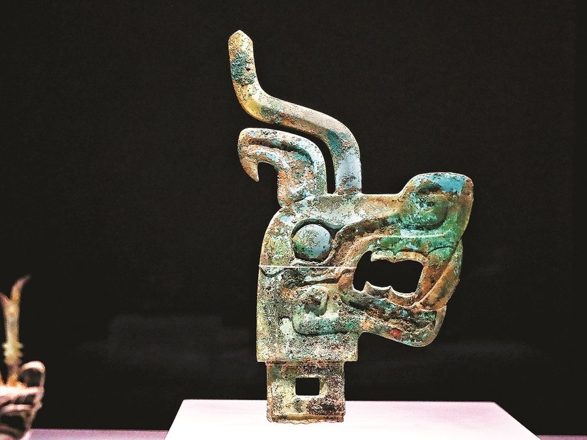 Una cabeza de dragón de bronce, desenterrada en el sitio de Sanxingdui en Guanghan, provincia de Sichuan, de fines de la dinastía Shang (siglos XVI-XI a. C.). JIANG DONG / CHINA DAILY Una cabeza de dragón de bronce, desenterrada en el sitio de Sanxingdui en Guanghan, provincia de Sichuan, de fines de la dinastía Shang (siglos XVI-XI a. C.). JIANG DONG / CHINA DAILY