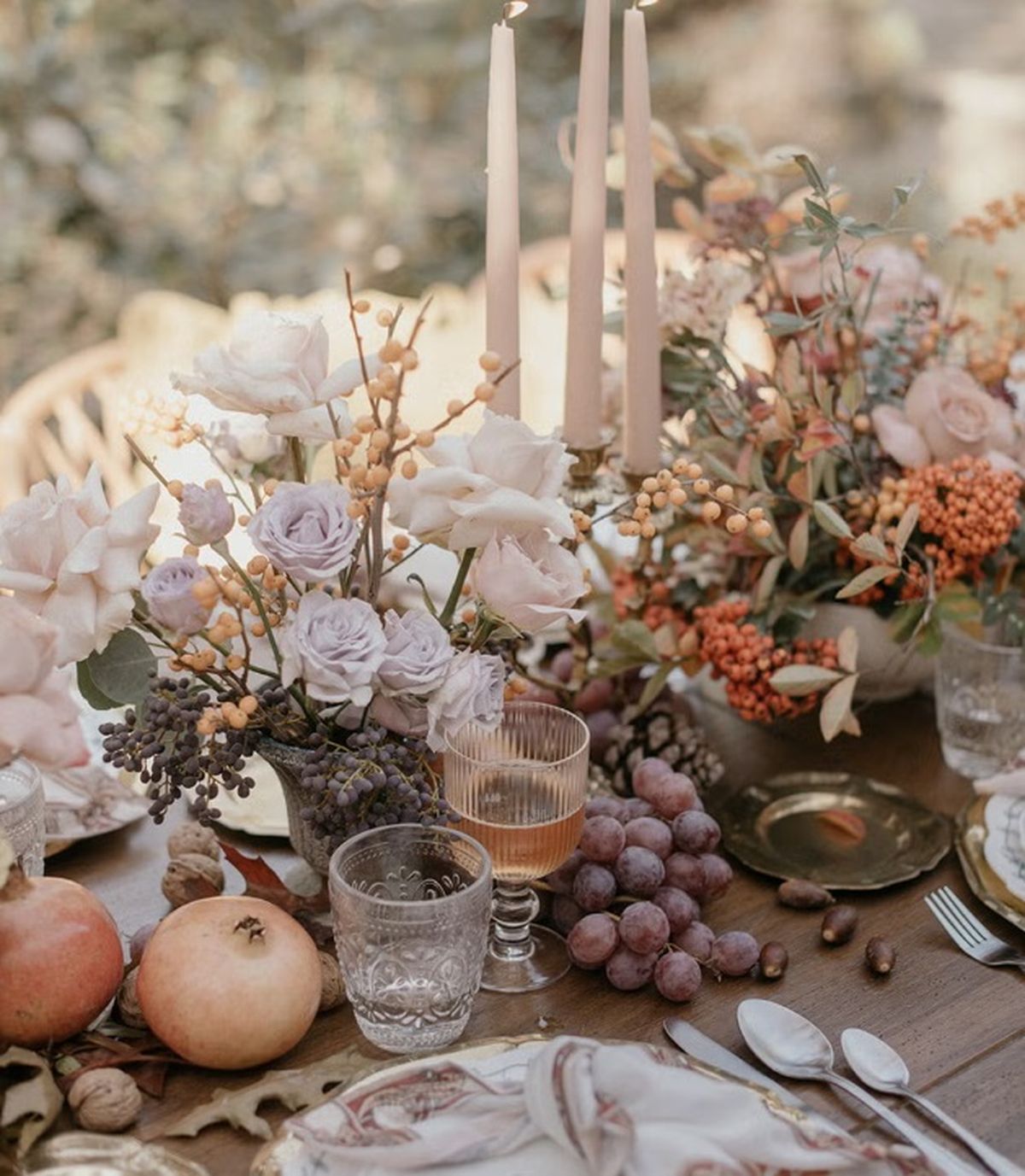 La decoración floral le da un toque fresco a tu mesa navideña. La decoración floral le da un toque fresco a tu mesa navideña.