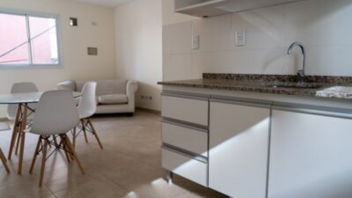 Vista general de la cocina y sala de estar.