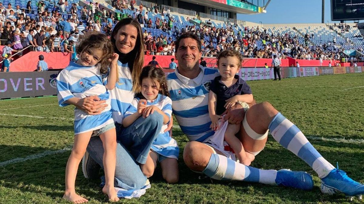 Juan Manuel Leguizamón, el día de su despedida de Los Pumas, con su esposa Dolores y sus tres hijos