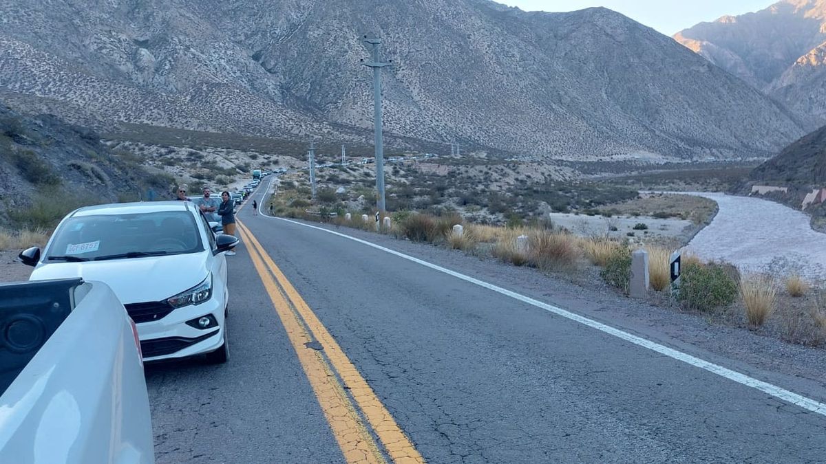Larga fila de vehículos en Uspallata tras un accidente con un camión que volcó en la Ruta 7. Larga fila de vehículos en Uspallata tras un accidente con un camión que volcó en la Ruta 7.