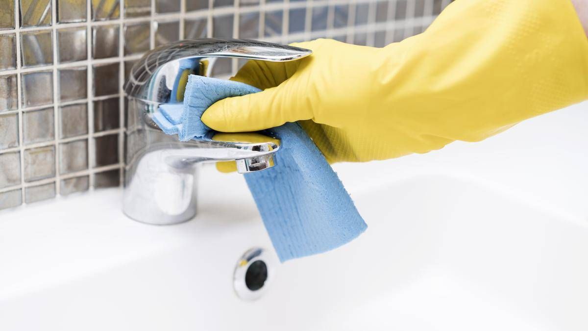 La vaselina, el producto infalible que usan los expertos de la limpieza del baño