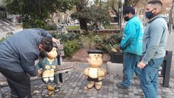 Empleados del municipio de la Ciudad de Mendoza fueron los encargados de retirar las esculturas de Mafalda y sus amigos para la restauración