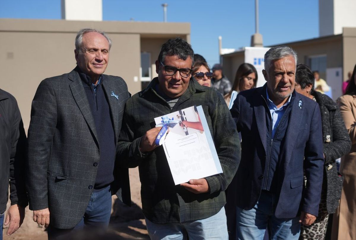 El intendente de San Martín Raúl Rufeil, el gobernador Alfredo Cornejo y vecinos que lograron la adjudicación de sus casas del IPV. El intendente de San Martín Raúl Rufeil, el gobernador Alfredo Cornejo y vecinos que lograron la adjudicación de sus casas del IPV.