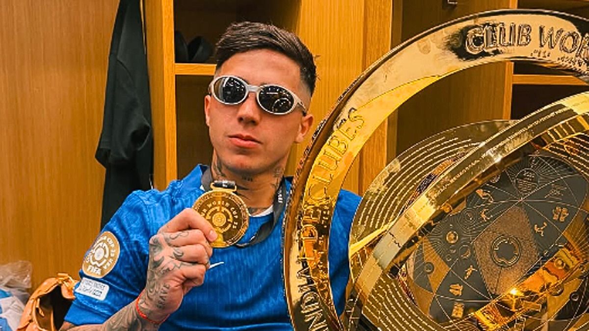 Enzo Fernández con el trofeo del Mundial de Clubes.