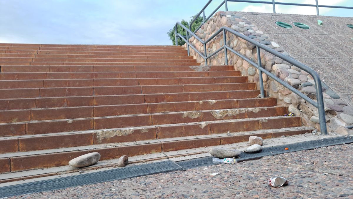 Las piedras bochas de las fachadas y los mosaicos de las escaleras, además de todos trozo de cemento que se pudo extraer fueron usados para que un grupo de maleantes disfrazados de hinchas enfrentaran a la policía. Las piedras bochas de las fachadas y los mosaicos de las escaleras, además de todos trozo de cemento que se pudo extraer fueron usados para que un grupo de maleantes disfrazados de hinchas enfrentaran a la policía.
