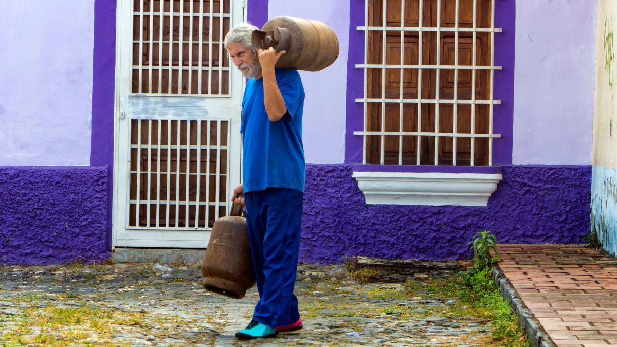 El programa "La Garrafa en tu Barrio" recorre los distintos departamentos de la provincia de Mendoza, ofreciendo garrafas de 10 kg a un precio subsidiado, ayudando así a las familias de menores ingresos. El programa "La Garrafa en tu Barrio" recorre los distintos departamentos de la provincia de Mendoza, ofreciendo garrafas de 10 kg a un precio subsidiado, ayudando así a las familias de menores ingresos.