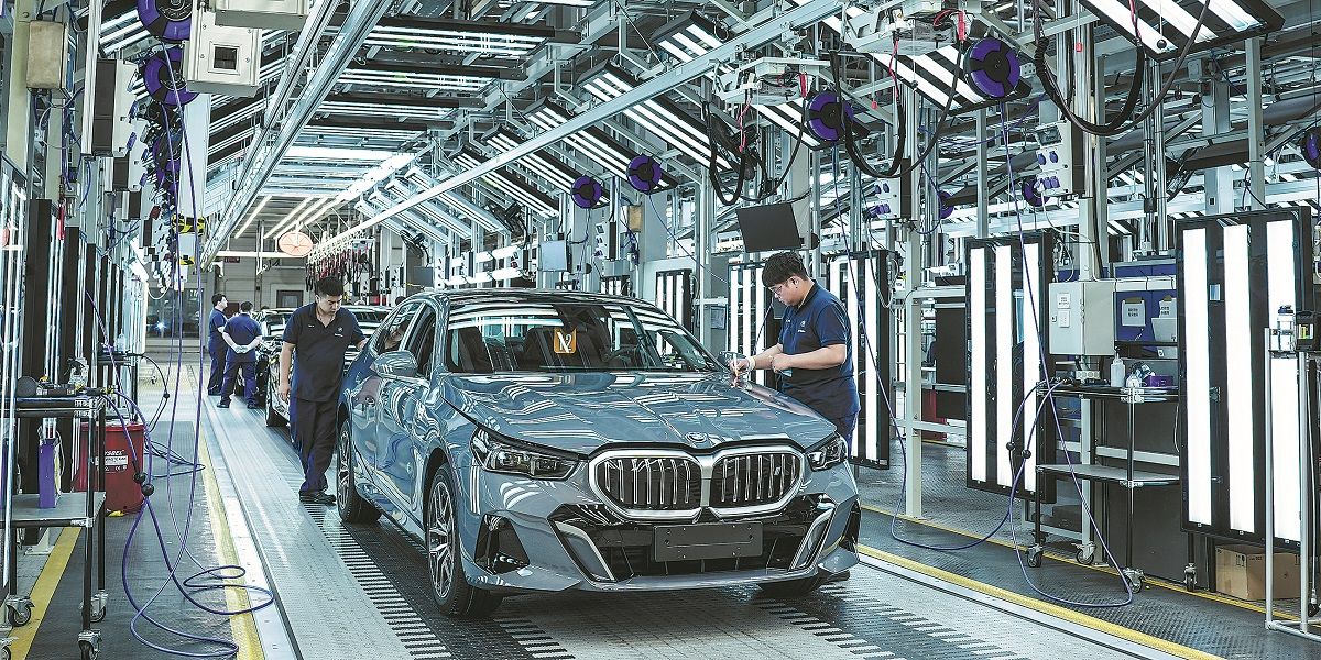 Los empleados de BMW Brilliance Automotive trabajan en la línea de producción en Shenyang, provincia de Liaoning, en mayo. La planta de Shenyang es la base de producción más grande del Grupo BMW en el mundo. PARA USO DE CHINA DAILY