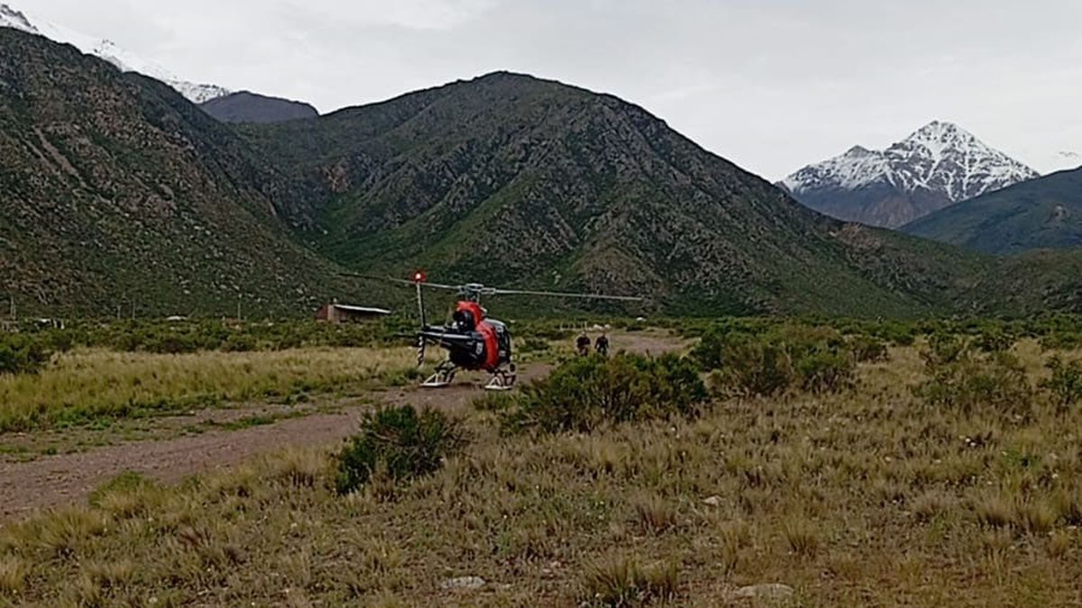 El helicóptero de la Policía encontró y asistió a los andinistas perdidos en el cerro Punta Negra de Tunuyán. El helicóptero de la Policía encontró y asistió a los andinistas perdidos en el cerro Punta Negra de Tunuyán.