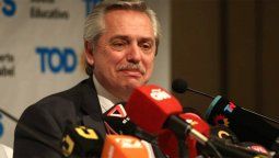 Fernández prometió que desdolarizará las tarifas y les aumentará a los jubilados