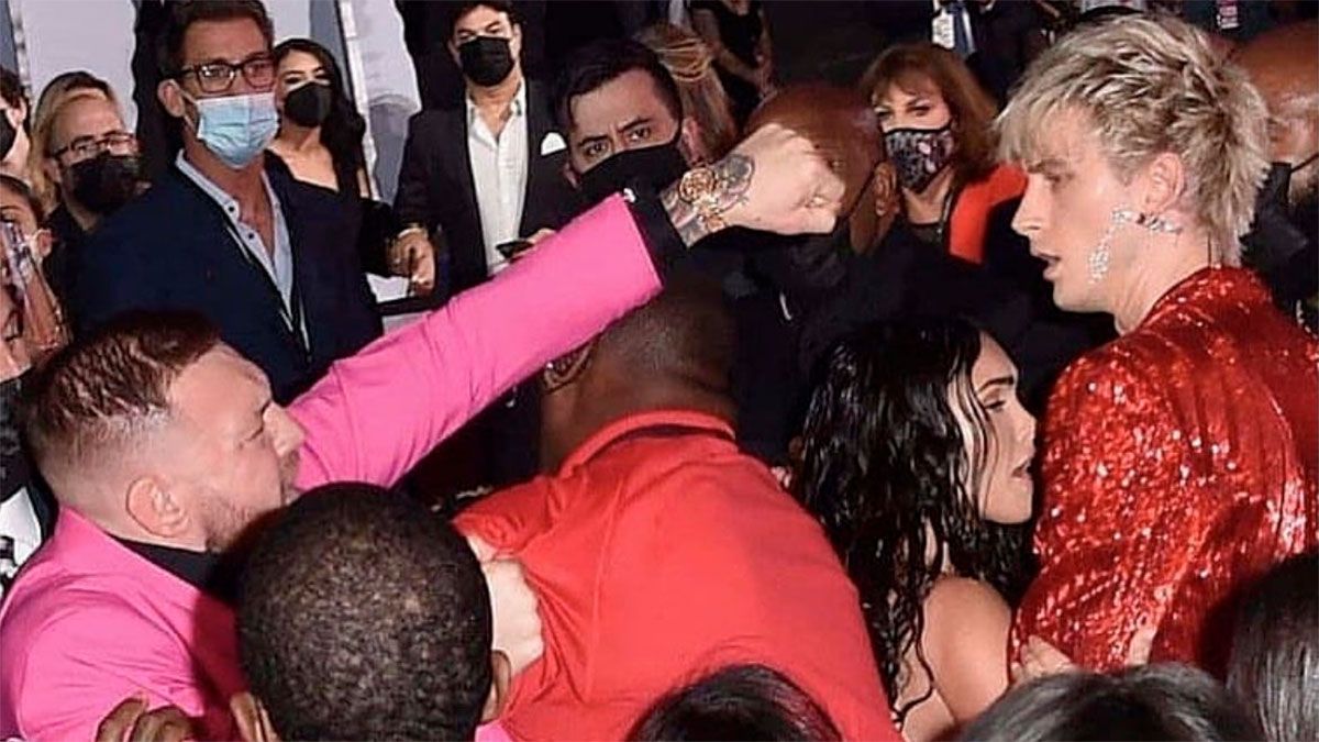 Conor McGregor y Machine Gun Kelly casi se van a las manos en la alfombra roja