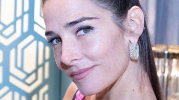 Juana Viale se levantó el mini vestido para mostrar lo que tenía abajo