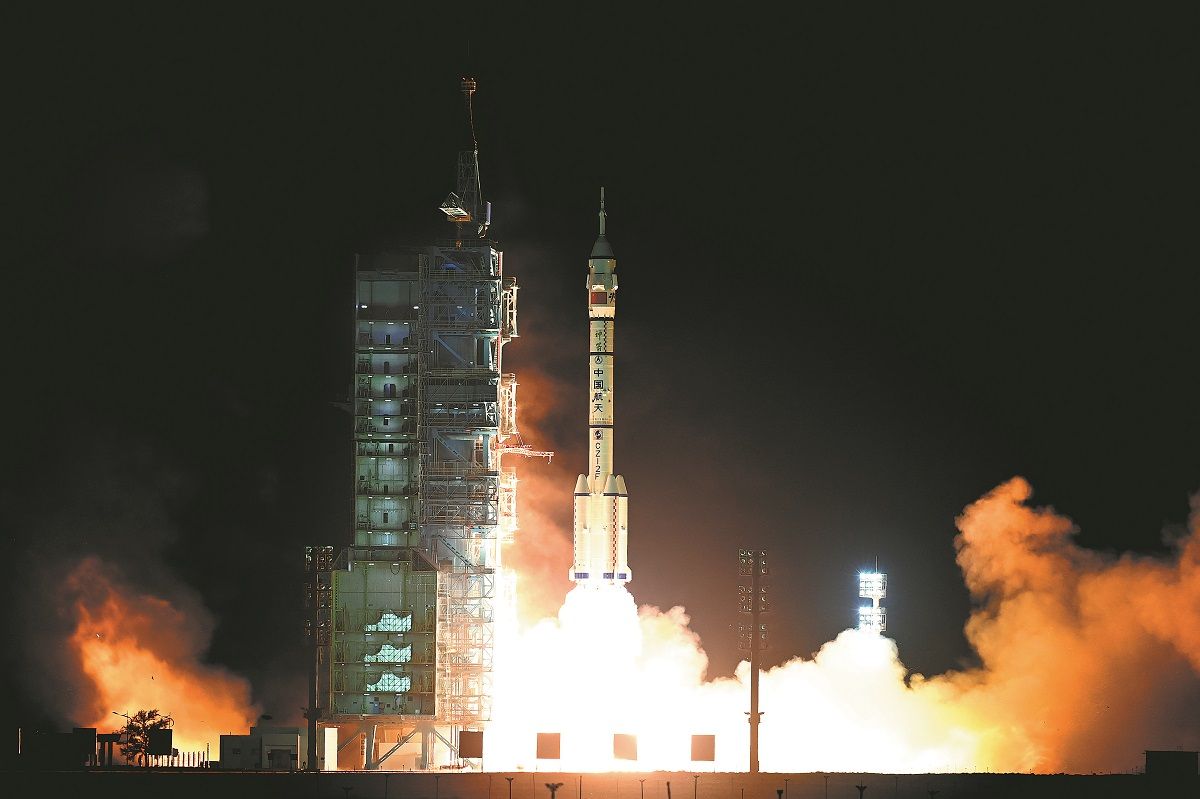 El 25 de abril se lanza un cohete portador Gran Marcha-2F que transporta la nave espacial Shenzhou-18 con tres astronautas a bordo desde el Centro de Lanzamiento de Satélites de Jiuquan