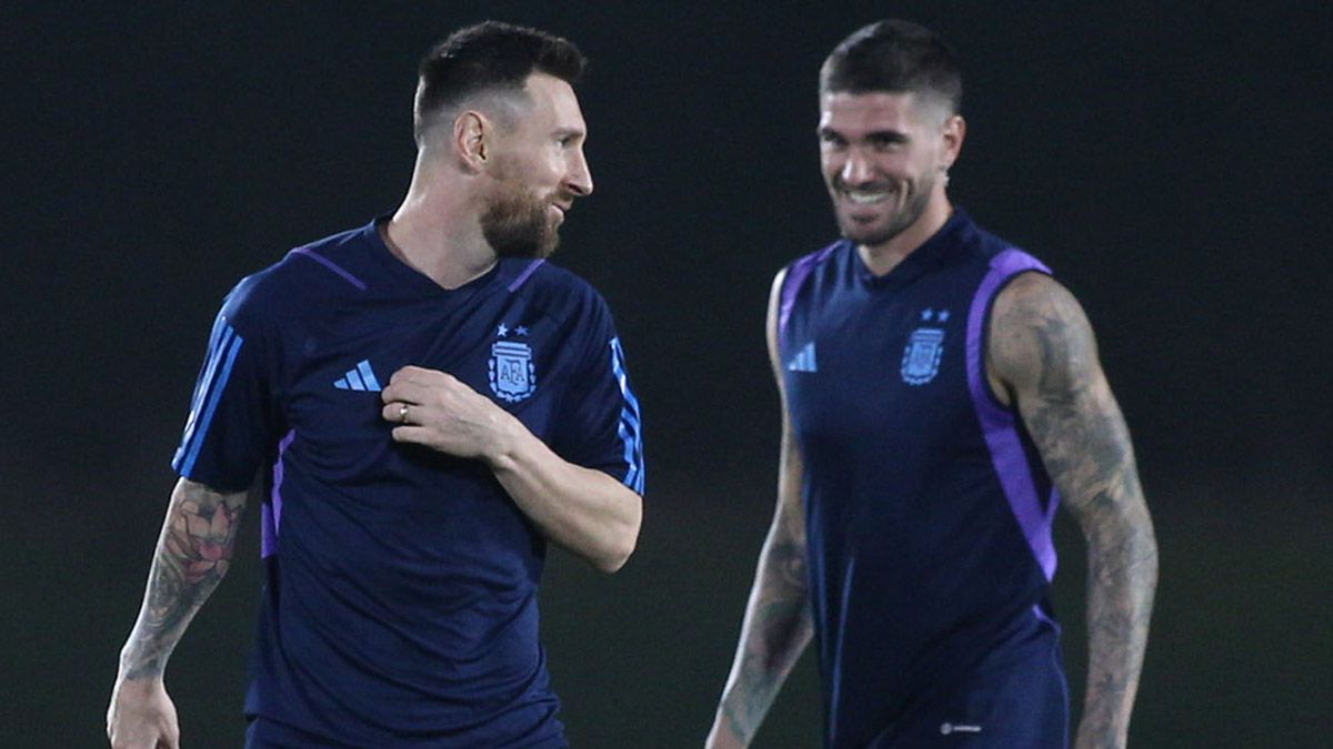 Lionel Messi y Rodrigo De Paul, durante la última práctica de la Selección argentina en el Mundial Qatar 2022.
