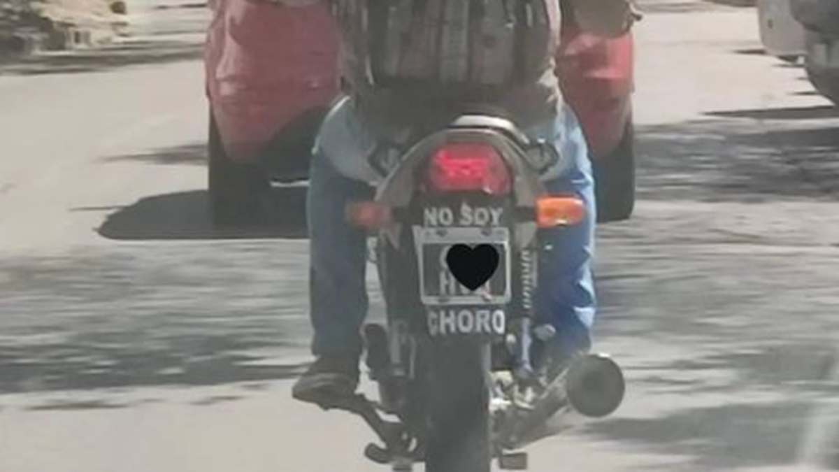 El increíble aviso de un motociclista para que no crean que es ladrón