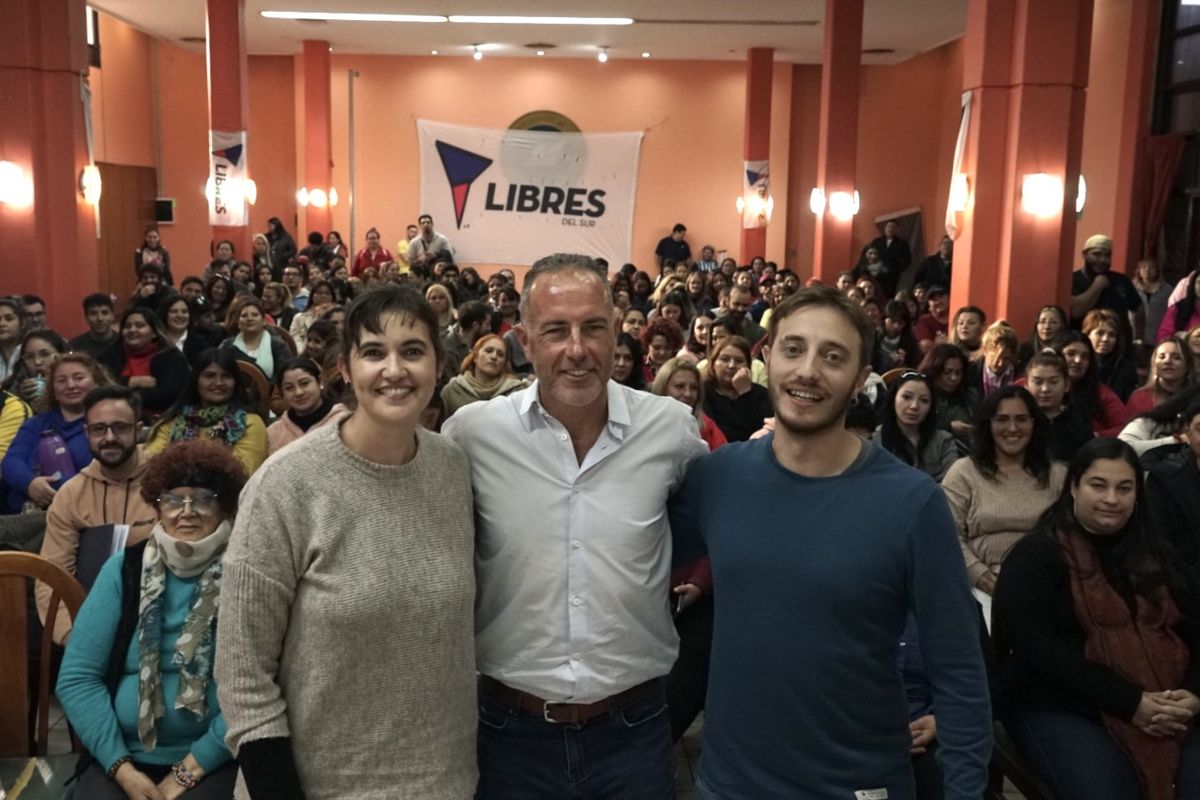 Libres del Sur presentó a sus precandidatos al Parlamento del Mercosur, Silvina Anfuso (primera de izquierda a derecha) y a diputado nacional, Adrián Bonada (primero de derecha a izquierda). En el centro, el secretario general de Libres del Sur Mendoza, Ernesto Mancinelli