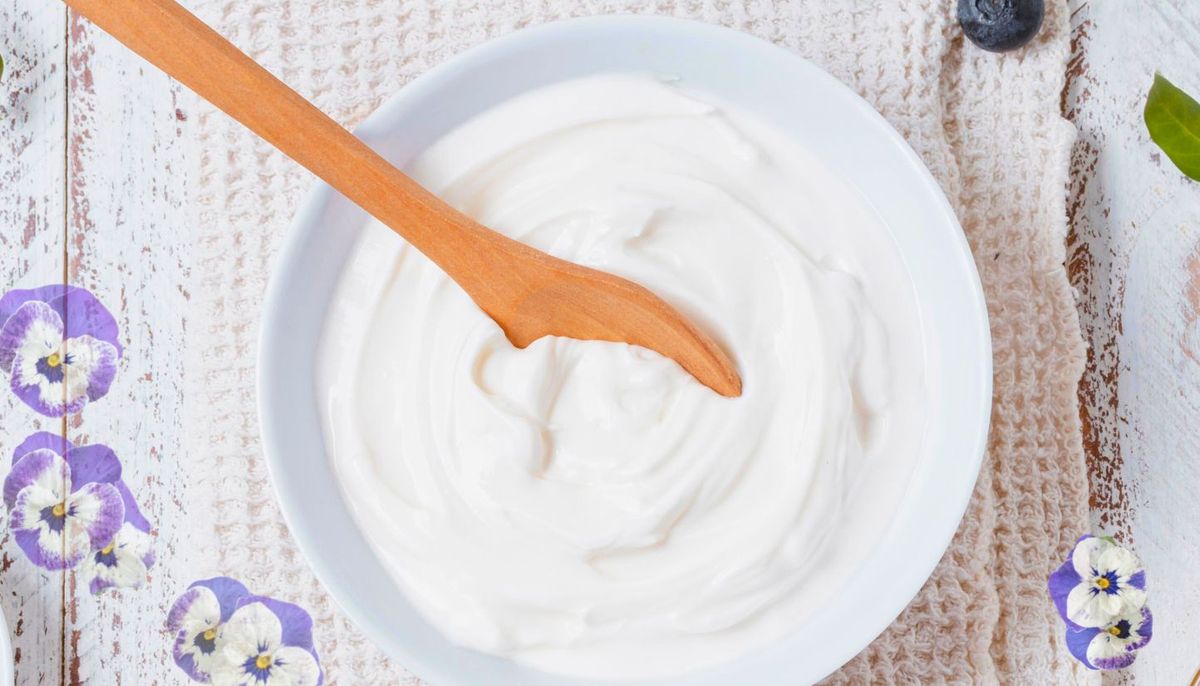 El yogur es el ingrediente estrella de este abono casero. Imagen: Freepik El yogur es el ingrediente estrella de este abono casero. Imagen: Freepik