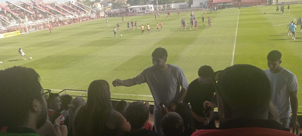 Viguet estuvo viendo a sus compañeros. Viguet estuvo viendo a sus compañeros.