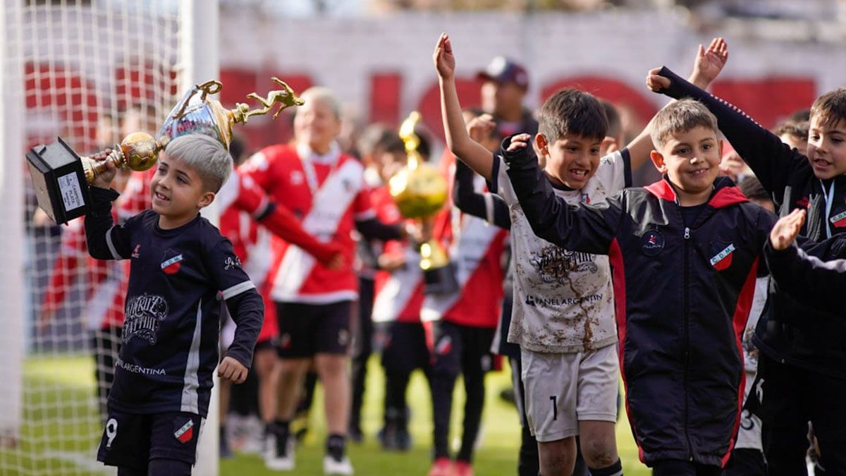Los chicos del Deportivo Maipú disfrutaron del aplauso de los hinchas Los chicos del Deportivo Maipú disfrutaron del aplauso de los hinchas