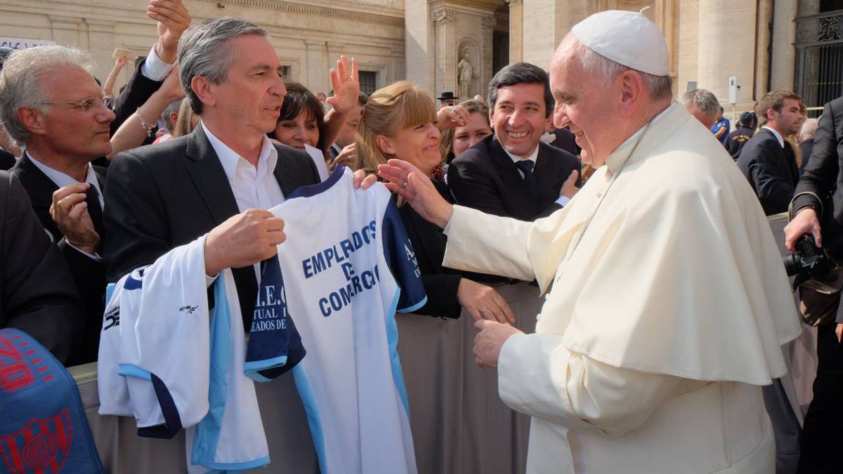 Guillermo Pereyra con el Papa a quien le regaló la camiseta del CEC.