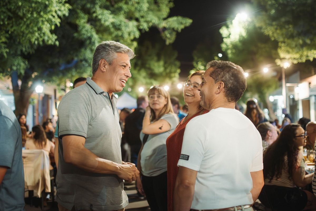 El Intendente Gustavo Aguilera, recorrió cada espacio saludando y agradeciendo a los vecinos. El Intendente Gustavo Aguilera, recorrió cada espacio saludando y agradeciendo a los vecinos.