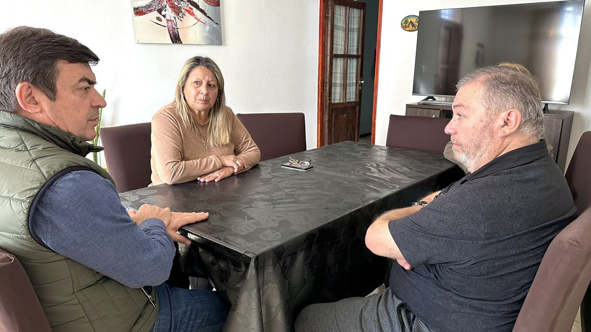 De Marchi con María Cristina y Luis, dos jubilados que padecen el problema de tener que alquilar.