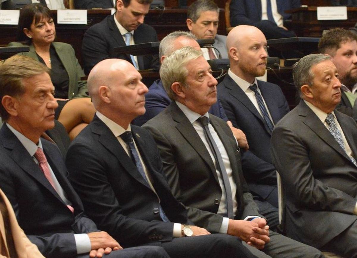 Julio Cobos en la Asamblea Legislativa de este jueves, flanqueado por el presidente de la Suprema de Corte, Dalmiro Garay, y por otro ex gobernador, Celso Jaque. Cerquita, el también ex mandatario Rodolfo Suarez. Julio Cobos en la Asamblea Legislativa de este jueves, flanqueado por el presidente de la Suprema de Corte, Dalmiro Garay, y por otro ex gobernador, Celso Jaque. Cerquita, el también ex mandatario Rodolfo Suarez.