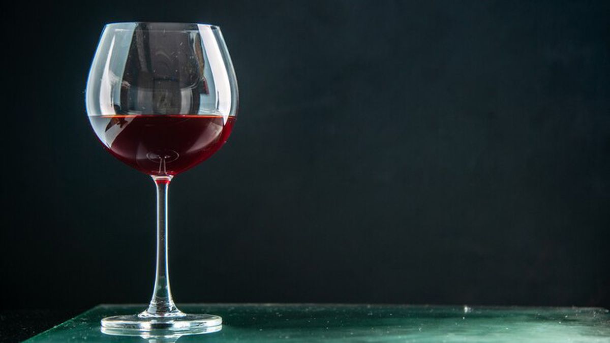 El vino tinto es un elemento asociado a la tradición y a los rituales desde tiempos milenarios. El vino tinto es un elemento asociado a la tradición y a los rituales desde tiempos milenarios.