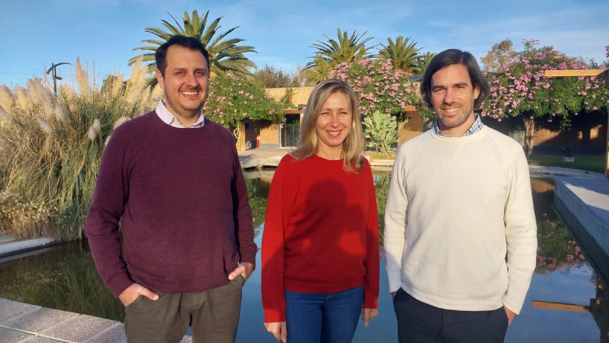 Lautaro Jiménez, candidato a gobernador del FIT, posa junto a los referentes nacionales Myriam Bregman y Nicolás del Caño. Lautaro Jiménez, candidato a gobernador del FIT, posa junto a los referentes nacionales Myriam Bregman y Nicolás del Caño.