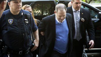 Detienen y acusan por violación al productor Harvey Weinstein