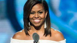 Michelle Obama entrevistó a Barack y se mostró contra el racismo en el estreno de su Podcast