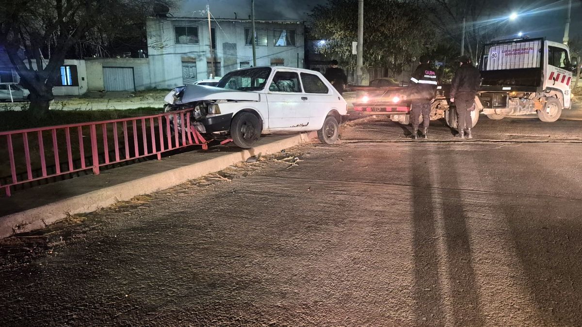 El accidente ocurrió en la lateral del Acceso Norte, en Las Heras. Foto: Pablo Gamba.