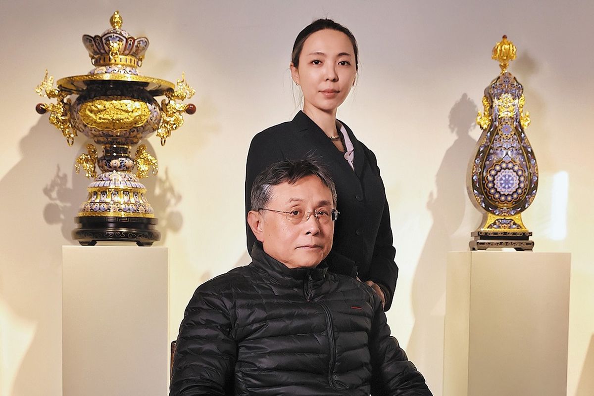 Zhang Yongzhen y su aprendiz Xi Wen son dos maestros artesanos del cloisonné en el Grupo Gongmei de Beijing. Sus creaciones de vasijas cloisonné presentan patrones tradicionales y están inspiradas en artículos de bronce antiguos. JIANG DONG / CHINA DAILY Zhang Yongzhen y su aprendiz Xi Wen son dos maestros artesanos del cloisonné en el Grupo Gongmei de Beijing. Sus creaciones de vasijas cloisonné presentan patrones tradicionales y están inspiradas en artículos de bronce antiguos. JIANG DONG / CHINA DAILY 