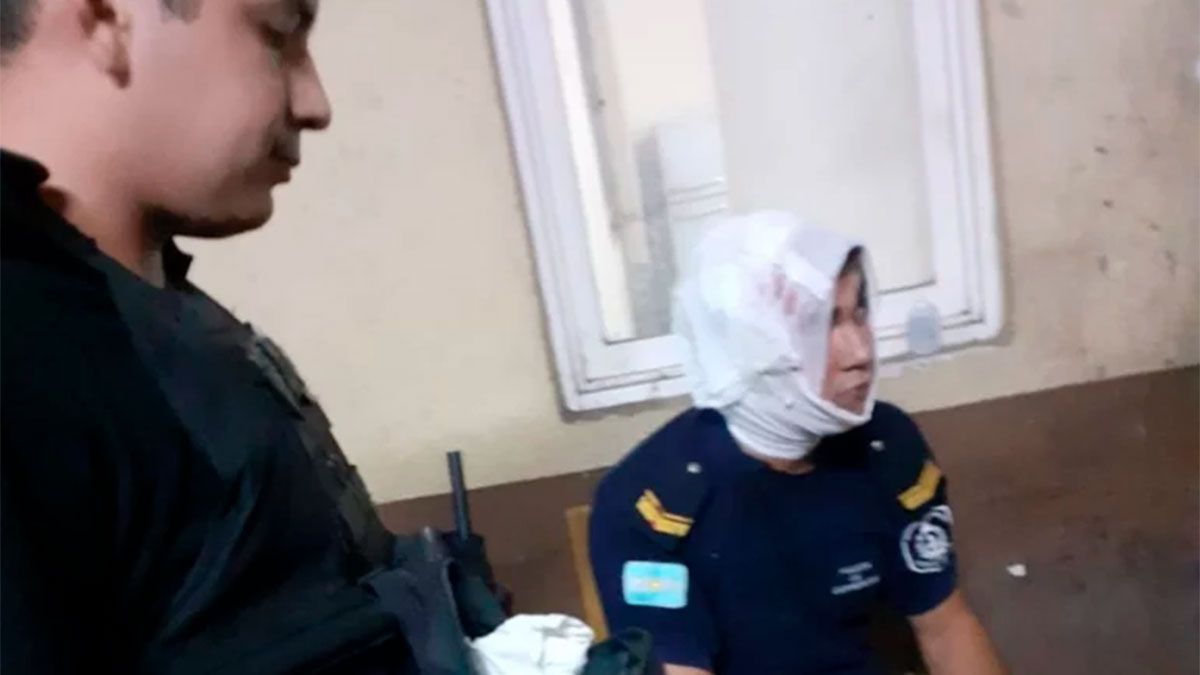 Los policías fueron heridos tras ser atacados por familiares y vecinos de un detenido en Corrientes.