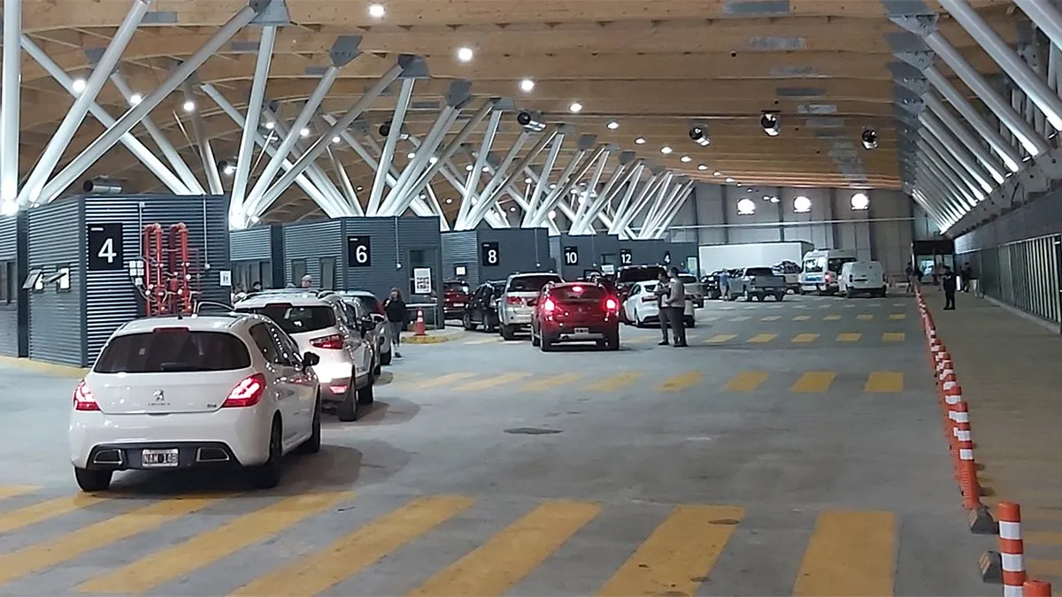 El complejo Los Libertadores estuvo repleto de vehículos entre el jueves y el sábado. Se calcula que hubo una cola de 5 kilómetros para cruzar a Chile.