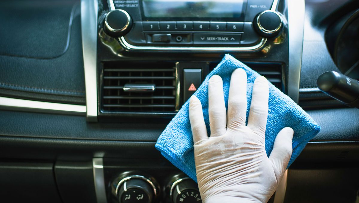 Utiliza vinagre de limpieza rebajado con agua para una limpieza más profunda. Utiliza vinagre de limpieza rebajado con agua para una limpieza más profunda. 