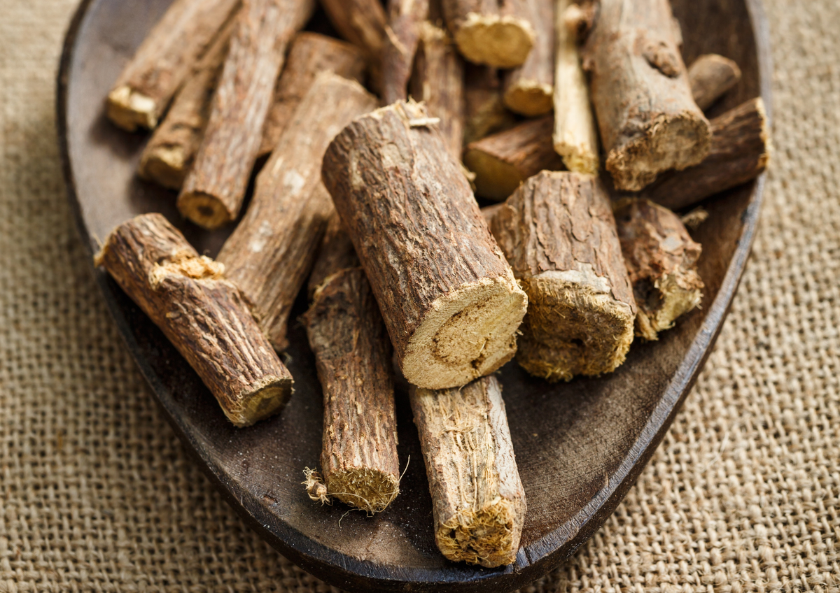 Arranca el dolor de raíz: cómo combatir la tos y el dolor estomacal de forma natural