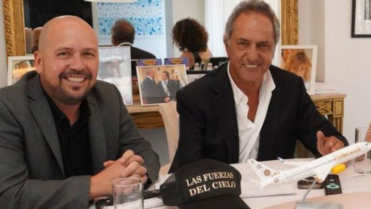 Sugestivo: Daniel Sicoli junto a un directivo de Flybondi y la gorrita mileísta que dice Sugestivo: Daniel Sicoli junto a un directivo de Flybondi y la gorrita mileísta que dice